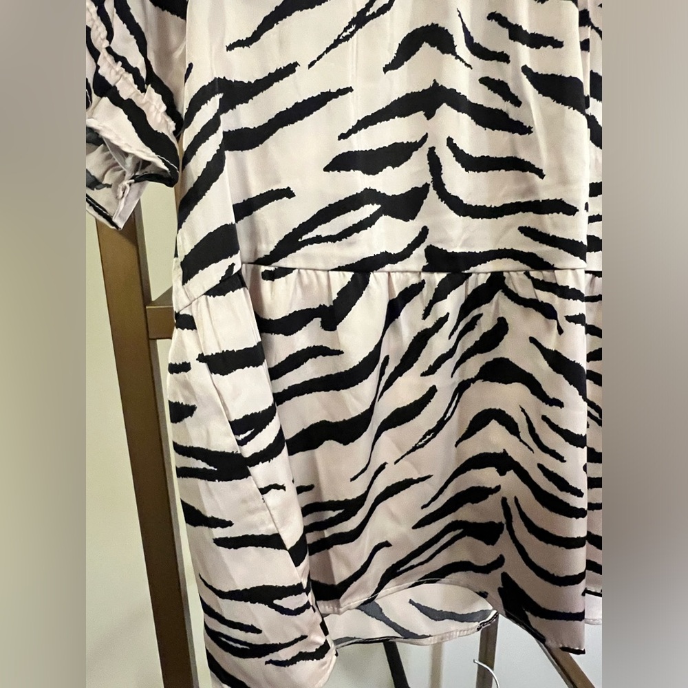 NWT Flowy Zebra Print blouse - Picture 2 of 5